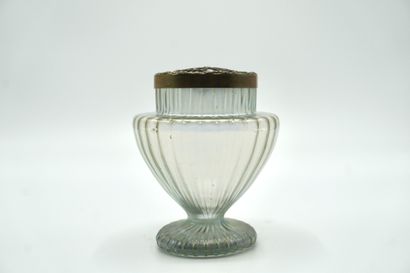 Verre de Bohême. PIQUE FLEURS 091. Irisé....