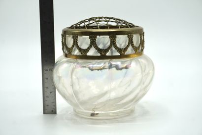 PIQUE FLEURS 093. En verre transparent irisé....