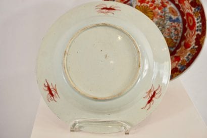 Chine XVIIIe. Paire d'assiettes, décors Imari....