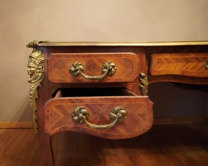 Style Louis XV. Epoque 1880-1920. Grand bureau...