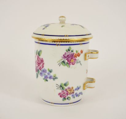 Sèvres XVIIIe. Rare pot à tabac pouvant recevoir...