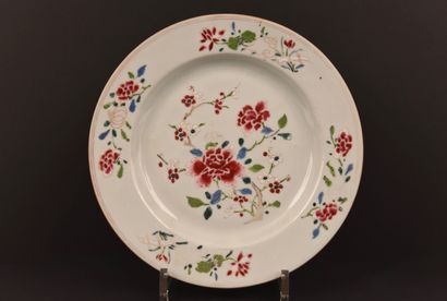 Chine XVIIIe. Assiette famille rose.
Dia...