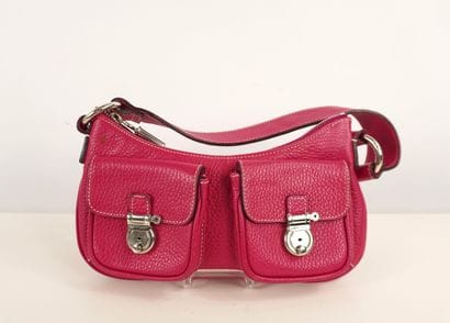 BURBERRY. Petit sac à main de couleur fushia...