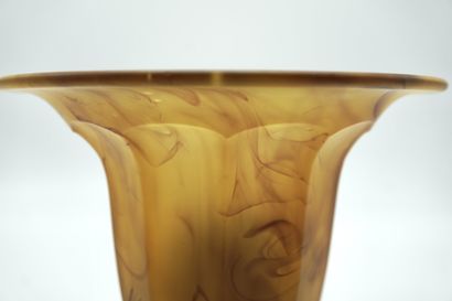 Art-déco.PIQUE FLEURS 116. Forme d'une vasque...