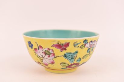 Chine. Famille jaune. Bol en porcelaine vers...