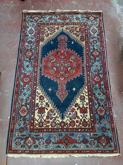 Tapis Persan Hériz. Fait main.
Bon état
Dimensions...