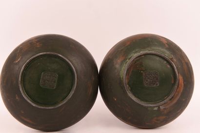 Japon. Paire de petits vases en étain patiné,...