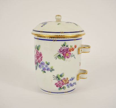 Sèvres XVIIIe. Rare pot à tabac pouvant recevoir...