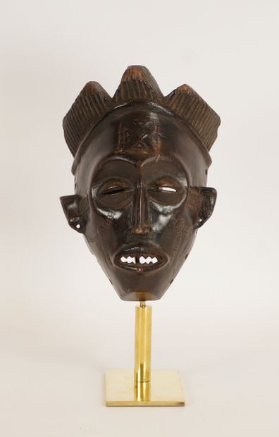 Art Tribal. Masque Tchokwe. Congo. Beau socle...