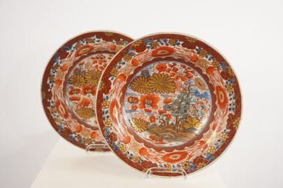 Chine XVIIIe. Paire d'assiettes, décors Imari....