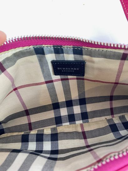 BURBERRY. Petit sac à main de couleur fushia...