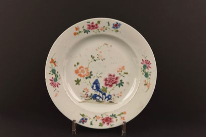 Chine XVIIIe. Assiette famille rose.
Diam...