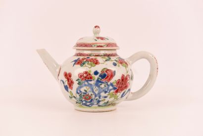 Chine XVIIIe. Porcelaine. Petite théière...