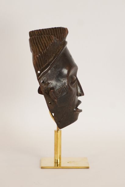 Art Tribal. Masque Tchokwe. Congo. Beau socle...