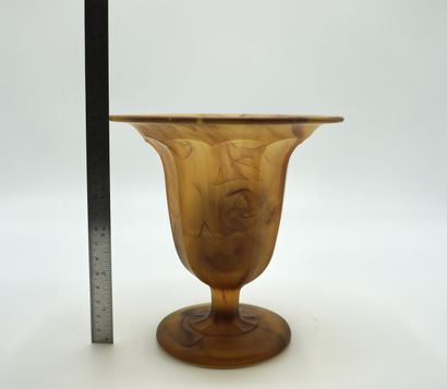 Art-déco.PIQUE FLEURS 116. Forme d'une vasque...