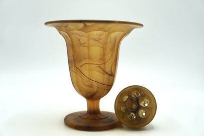 Art-déco.PIQUE FLEURS 116. Forme d'une vasque...