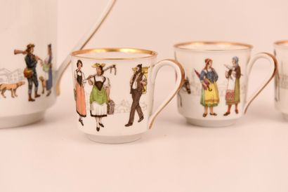 Porcelaine. Cinq petits verres à goutte en...