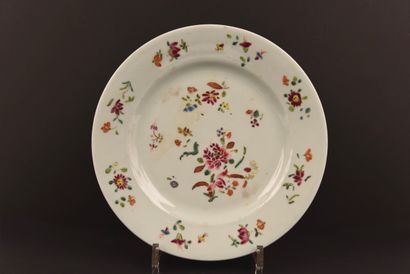 Chine XVIIIe. Assiette famille rose.
Diam...