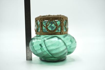 Verre de Bohême. PIQUE FLEURS 088. De couleur...