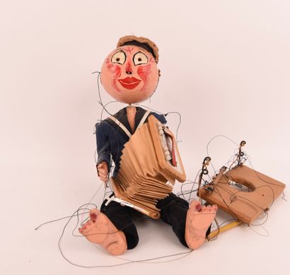 Deux Marionettes artisanales. 
Dimensions...