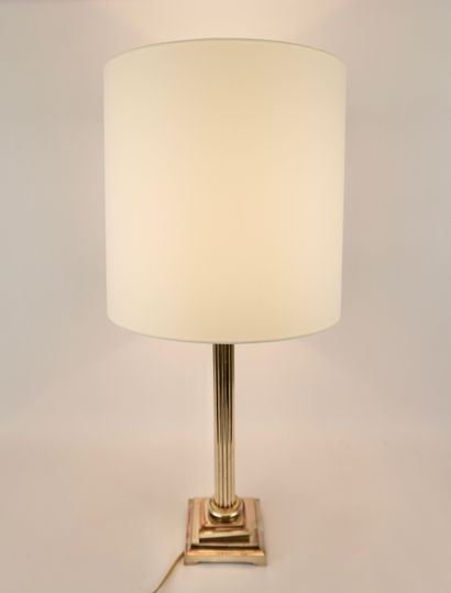 Grand pied de lampe en métal argenté.
Cannelures.
Hauteur...