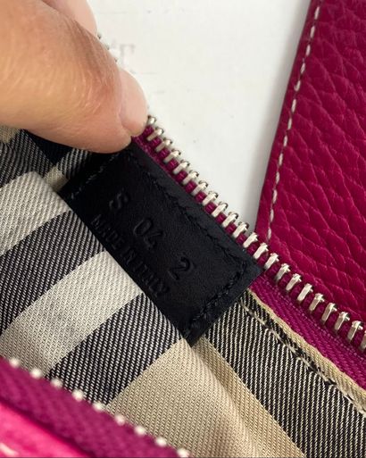 BURBERRY. Petit sac à main de couleur fushia...