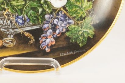 2 assiettes en faïence et porcelaine. Marquées
