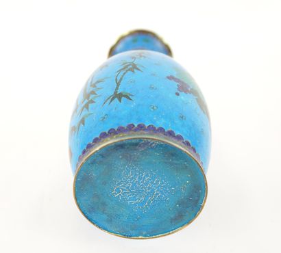 XXe (milieu). Vase cloisonné. Décors de fleurs,...