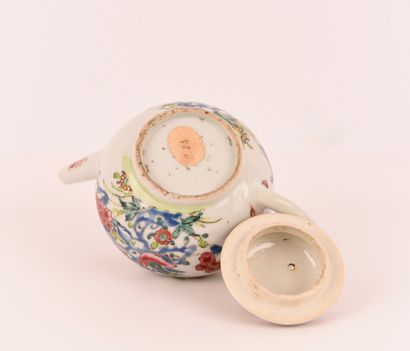 Chine XVIIIe. Porcelaine. Petite théière...