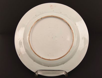 Chine XVIIIe. Assiette famille rose.
Dia...