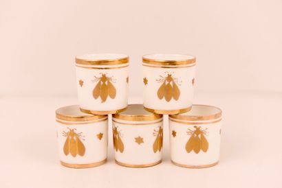 Porcelaine. Cinq petits verres à goutte en...
