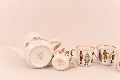 Porcelaine. Cinq petits verres à goutte en...