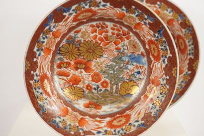 Chine XVIIIe. Paire d'assiettes, décors Imari....