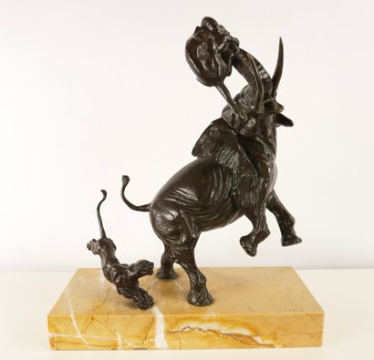G. DARIS. Sculpture en bronze sur un socle...