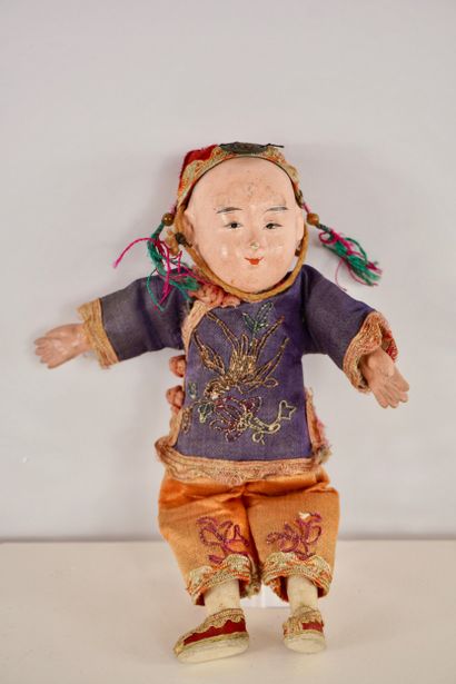 Poupées. Deux poupées anciennes. Une asie...
