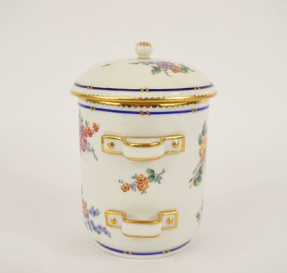 Sèvres XVIIIe. Rare pot à tabac pouvant recevoir...