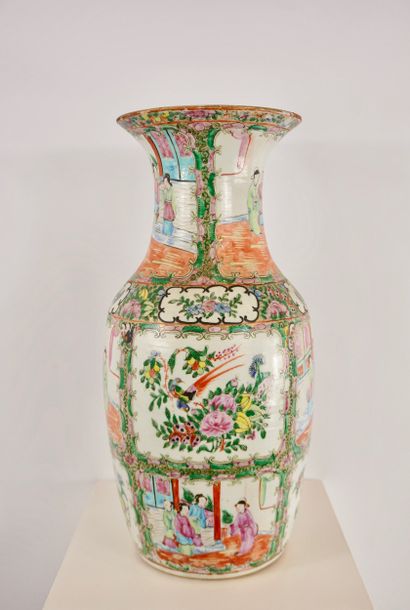 Chine. Grand vase Famille Rose. Période Daoguang,...
