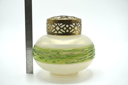 Wilhelm Kralik. PIQUE FLEURS 050. En verre...