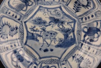 Chine XVIIIe. Plat Bleu Blanc. Egrenures...