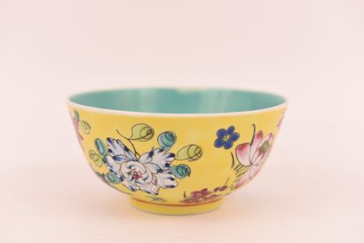 Chine. Famille jaune. Bol en porcelaine vers...