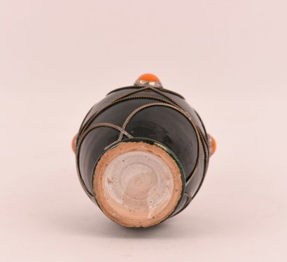 Vase en céramique émaillée verte avec quatre...
