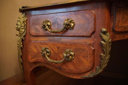 Style Louis XV. Epoque 1880-1920. Grand bureau...