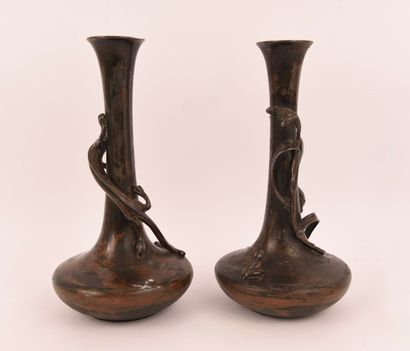 Japon. Paire de petits vases en étain patiné,...