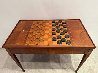 Table tric-trac en placage. Acajou, ébène,...
