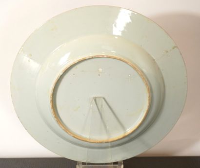 Chine. Plat armorié XVIIIè. Cassé.