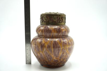 PIQUE FLEURS 066. En verre brun. Petit