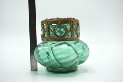 Verre de Bohême. PIQUE FLEURS 088. De couleur...