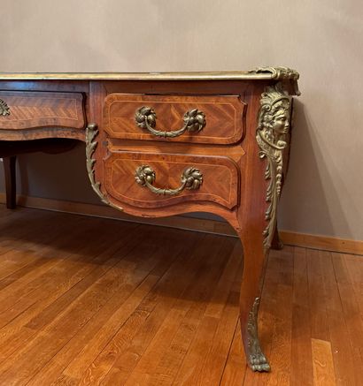 Style Louis XV. Epoque 1880-1920. Grand bureau...