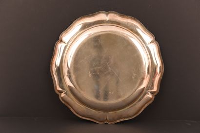 Plat rond en métal argenté.
