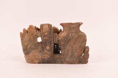Petit vase en pierre sculptée, représentant...